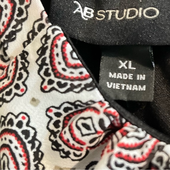 AB Studio Black and Red Pleated Sleeveless Blouse - Picture 3 of 5